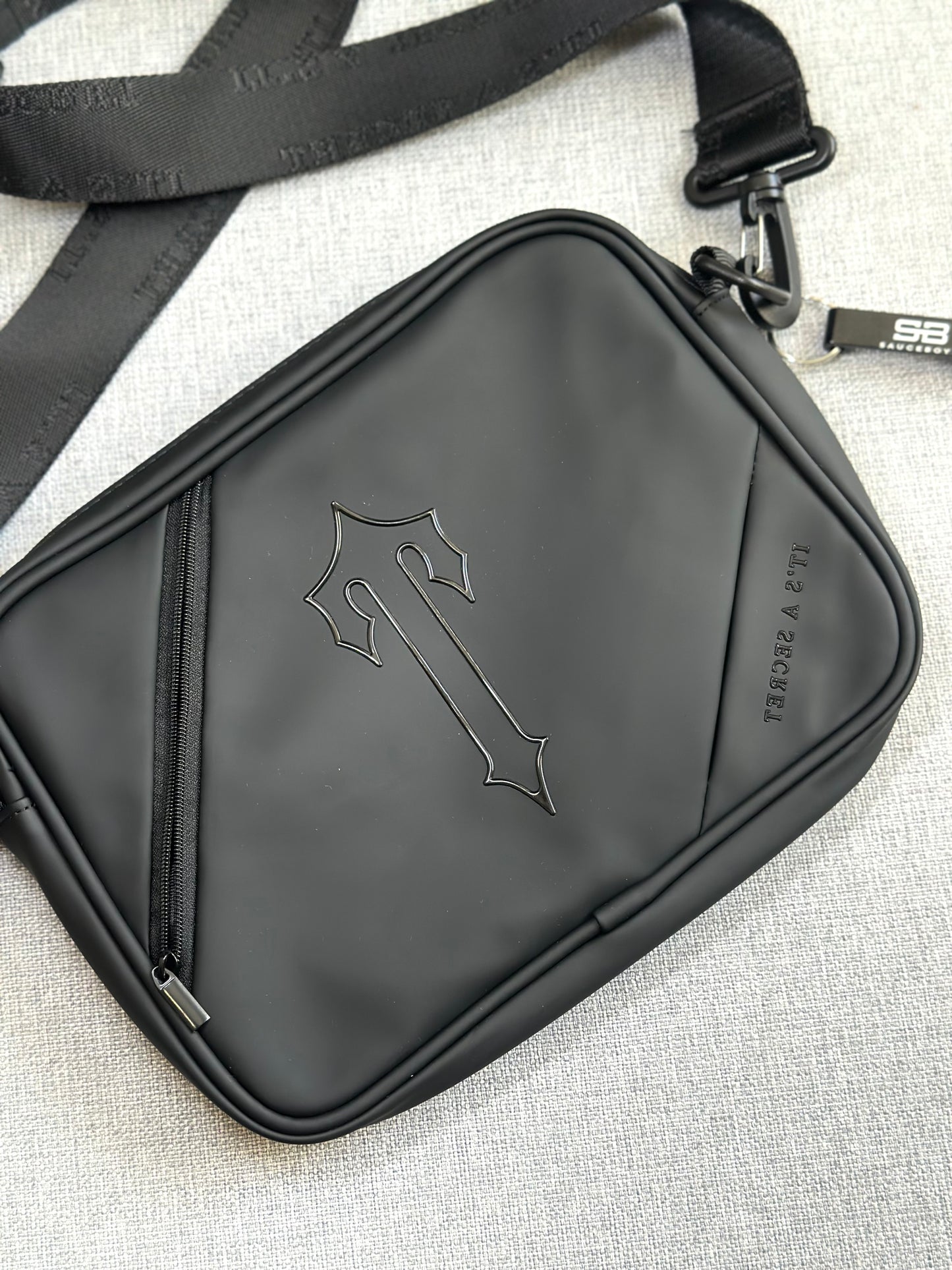 Crossbag Trapstar ‘Black Logo’ (Pronta Entrega)