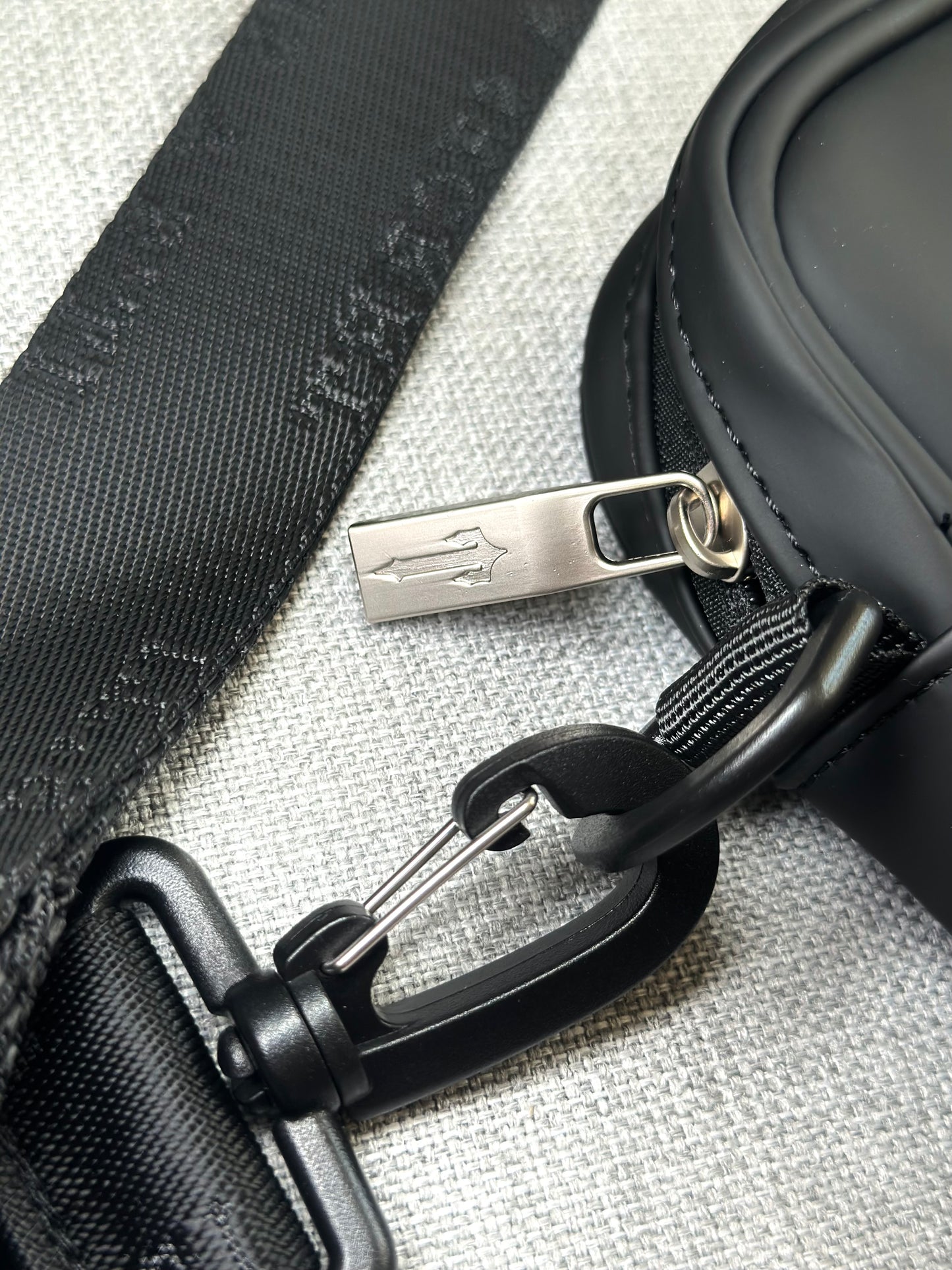 Crossbag Trapstar ‘Black Logo’ (Pronta Entrega)