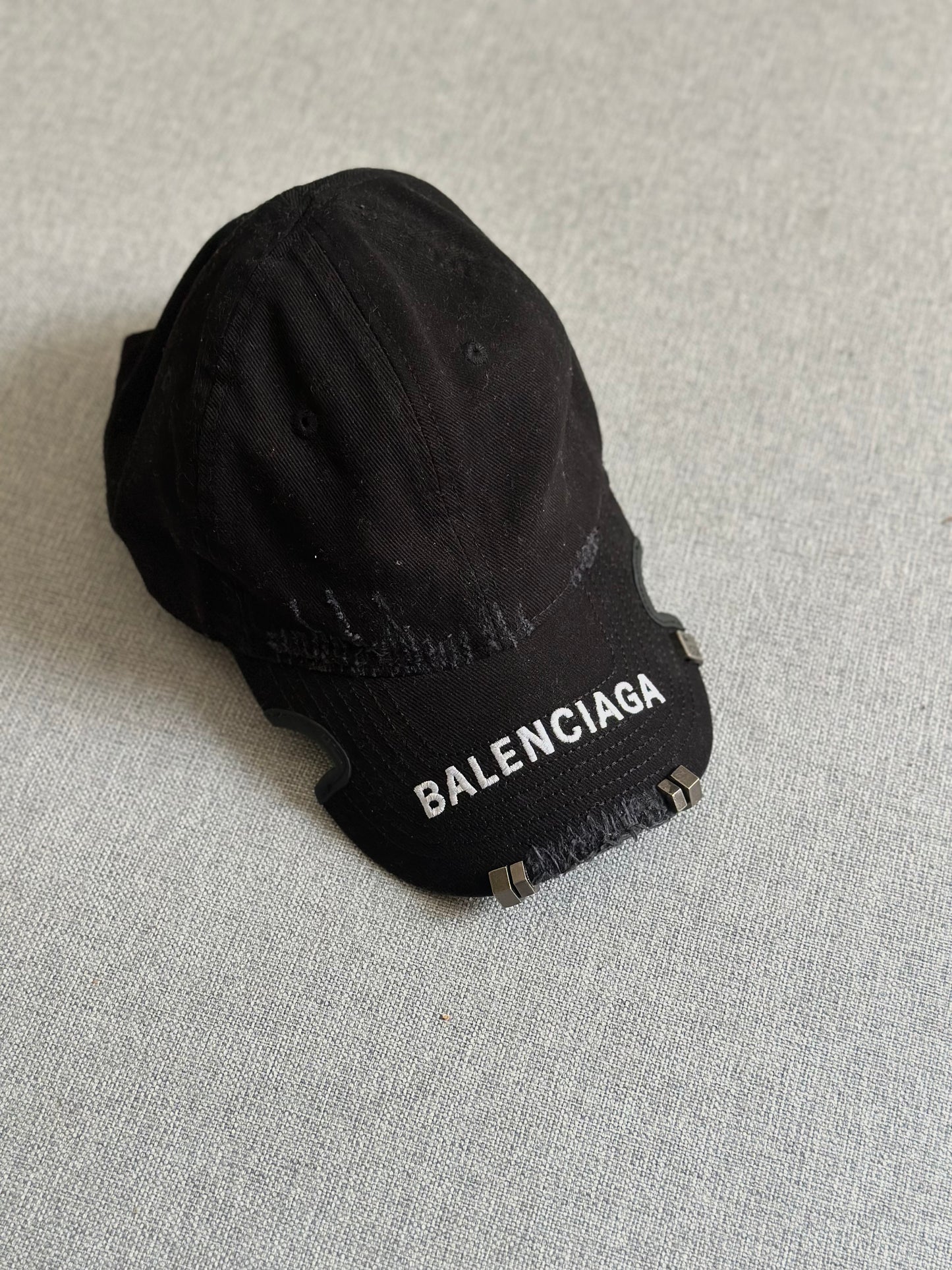 Boné Balenciaga ‘Destroyed Metal Outline Black’ (Pronta Entrega)