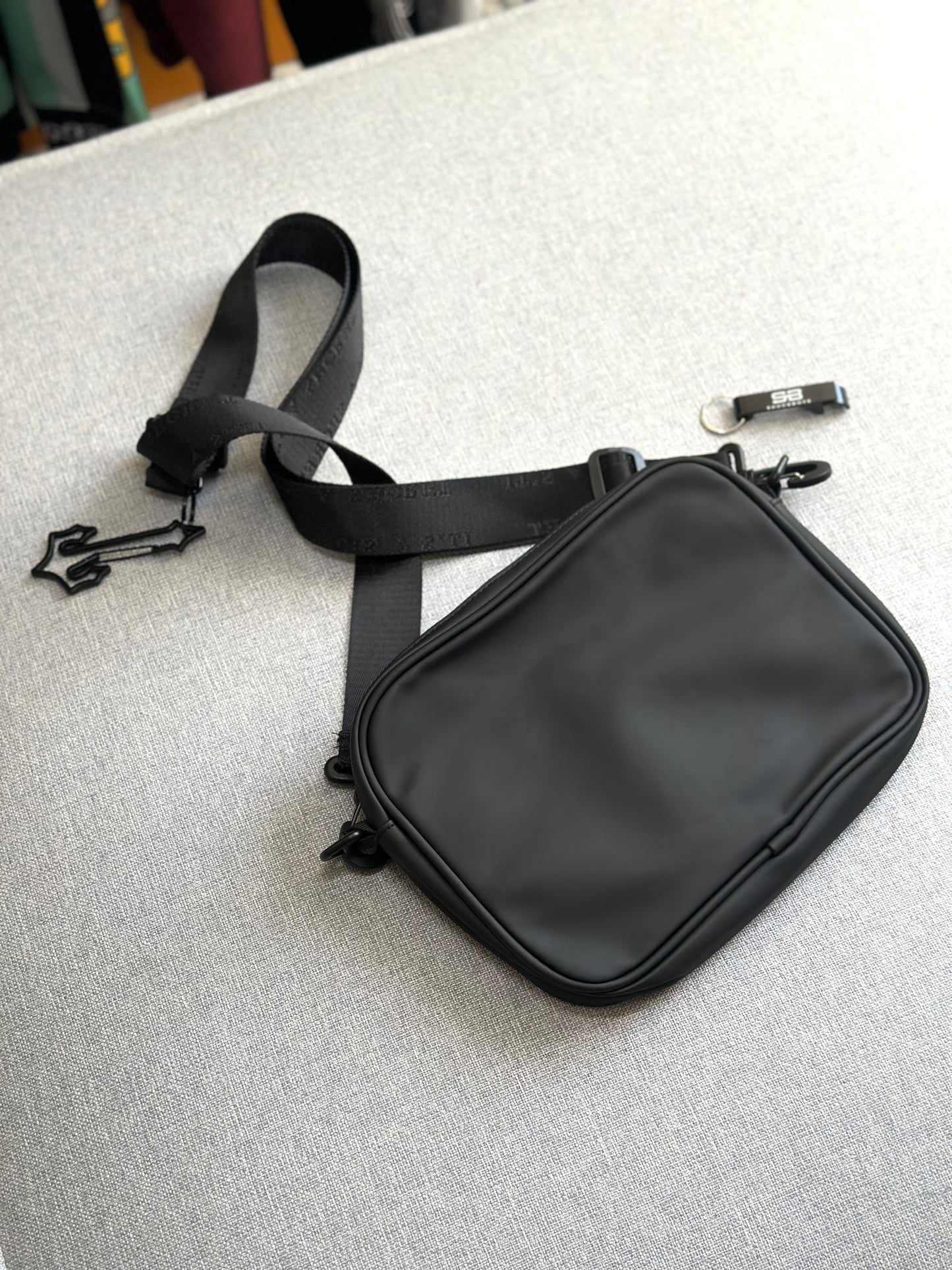 Crossbag Trapstar ‘Black Logo’ (Pronta Entrega)