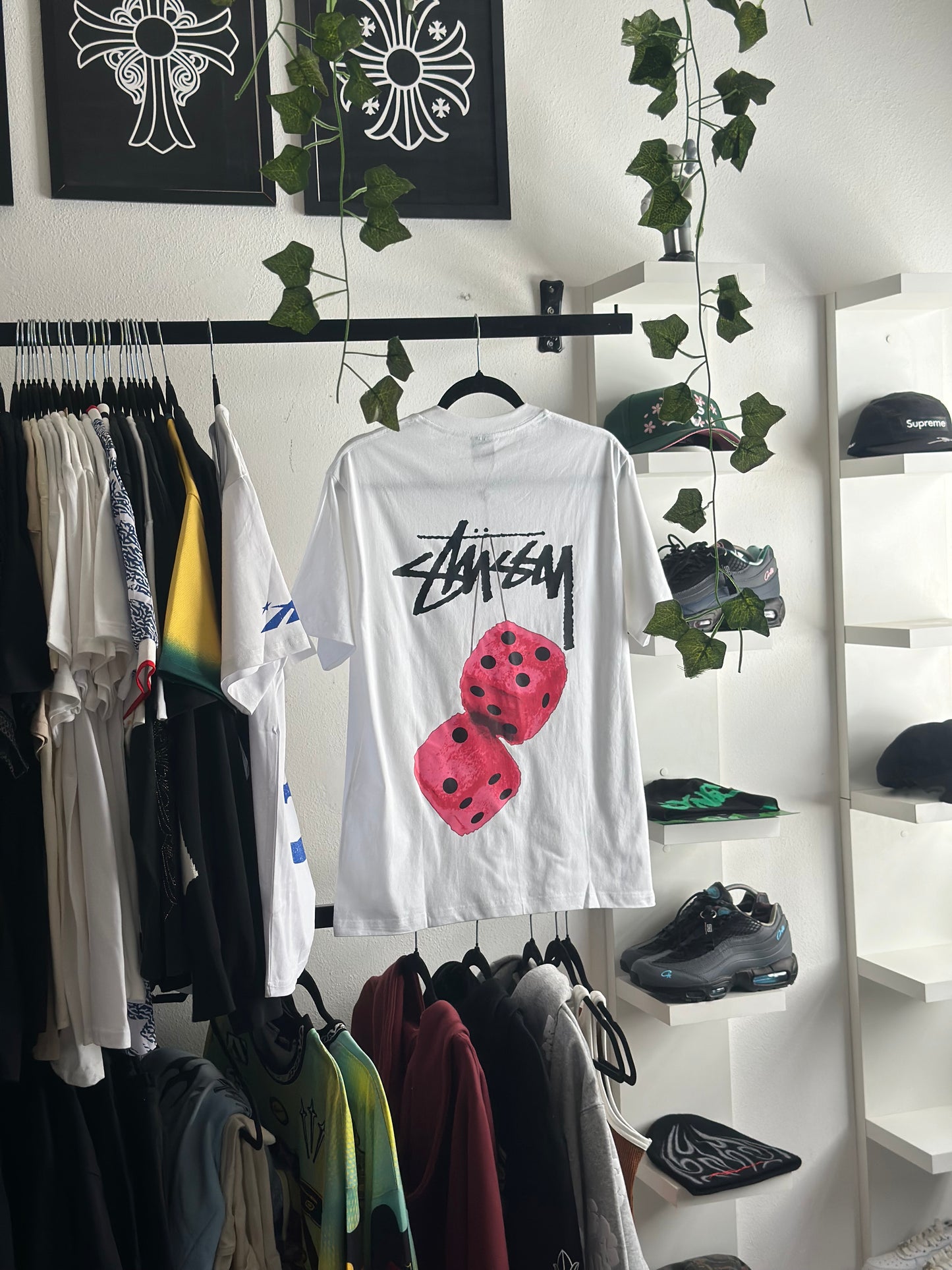 Camiseta Stussy ‘Fuzzi Dice / White’ (Pronta Entrega)