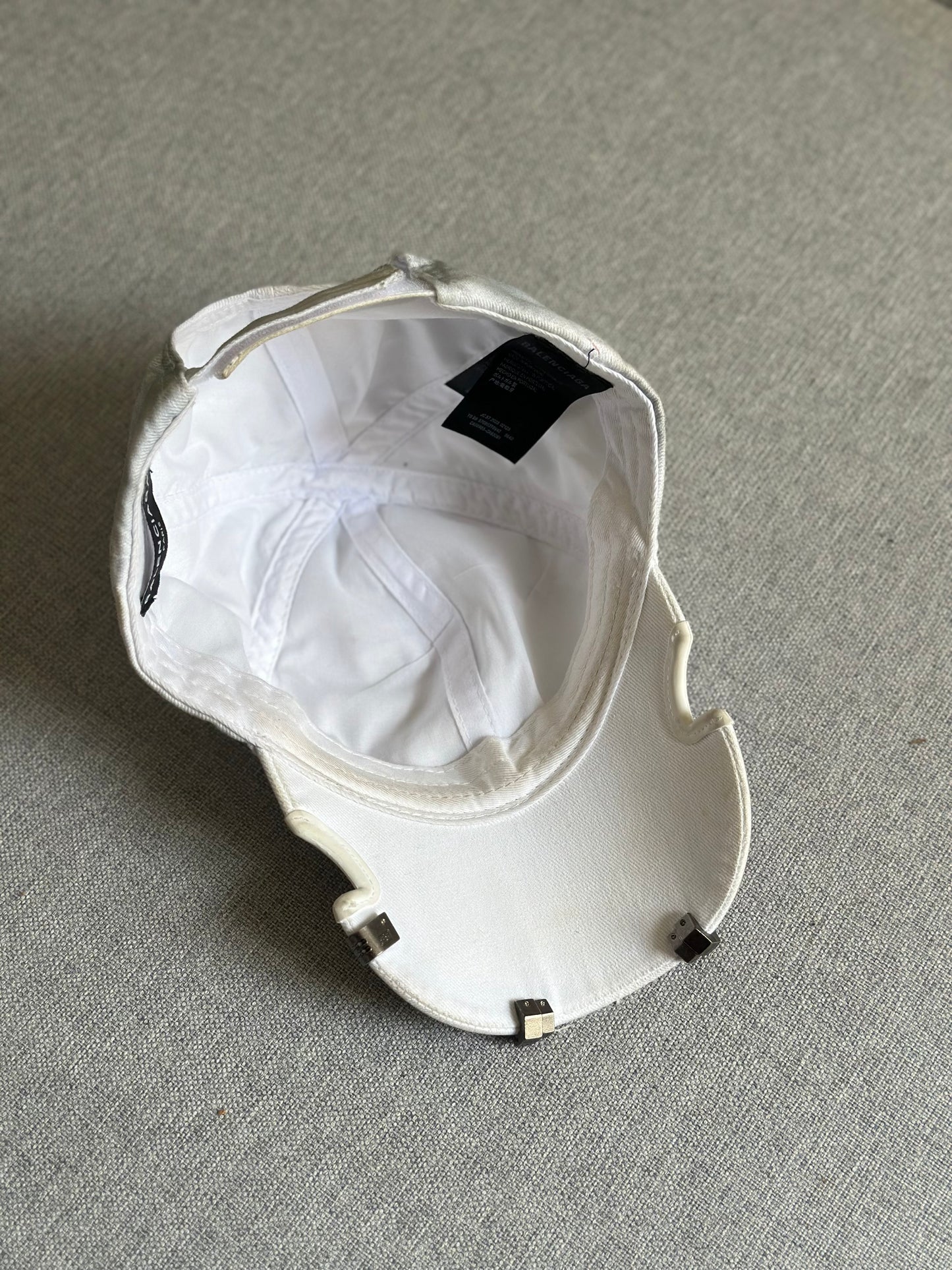 Boné Balenciaga ‘Destroyed Metal Outline White’ (Pronta Entrega)