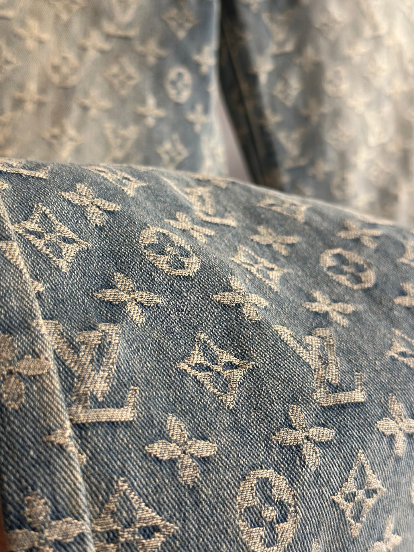 Calça Baggy Jeans Louis Vuitton “Graffiti Monogram” (Pronta Entrega)