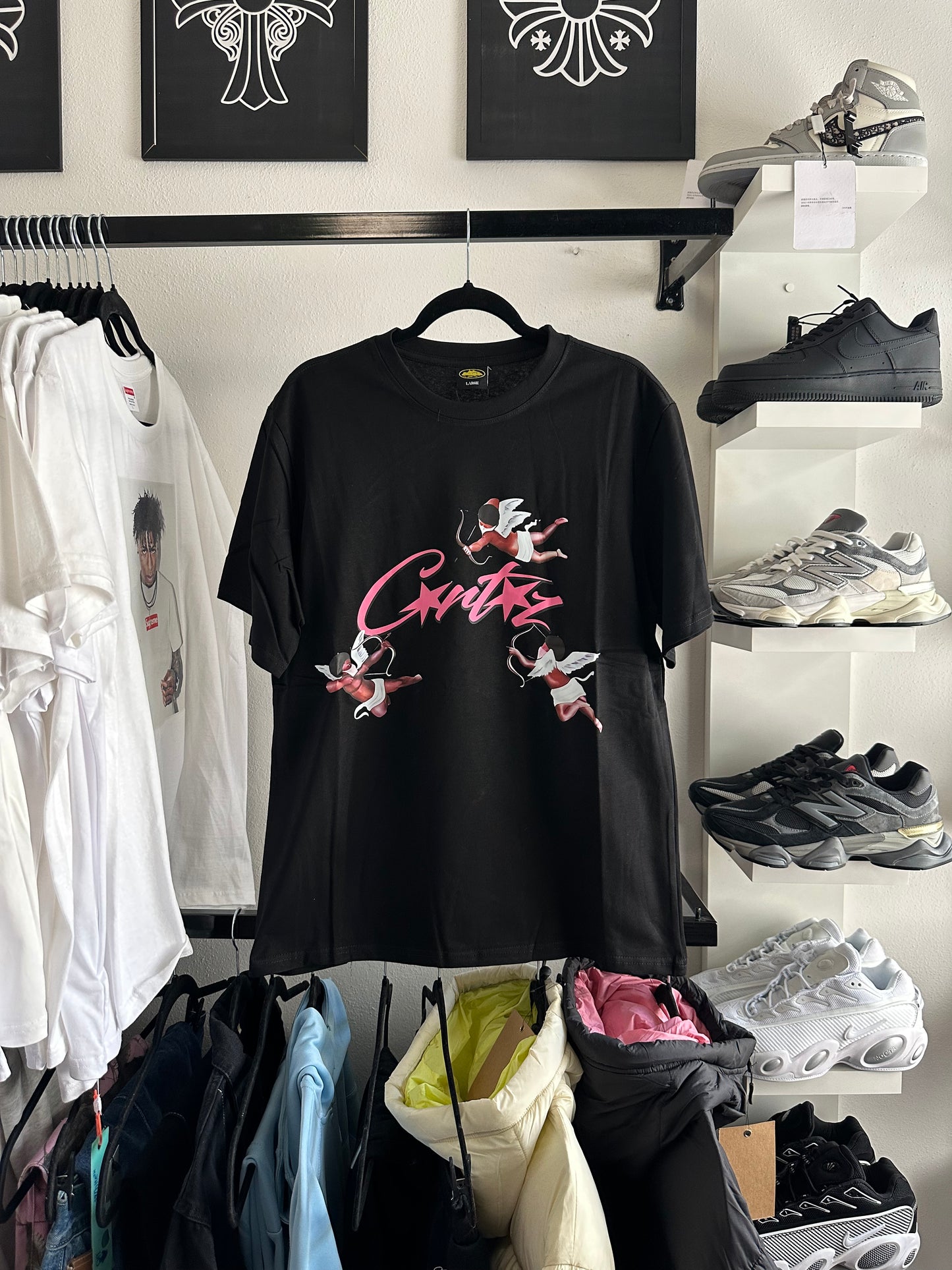 Camiseta Corteiz Preta “Cupid Allstarz / Pink” (Pronta Entrega)