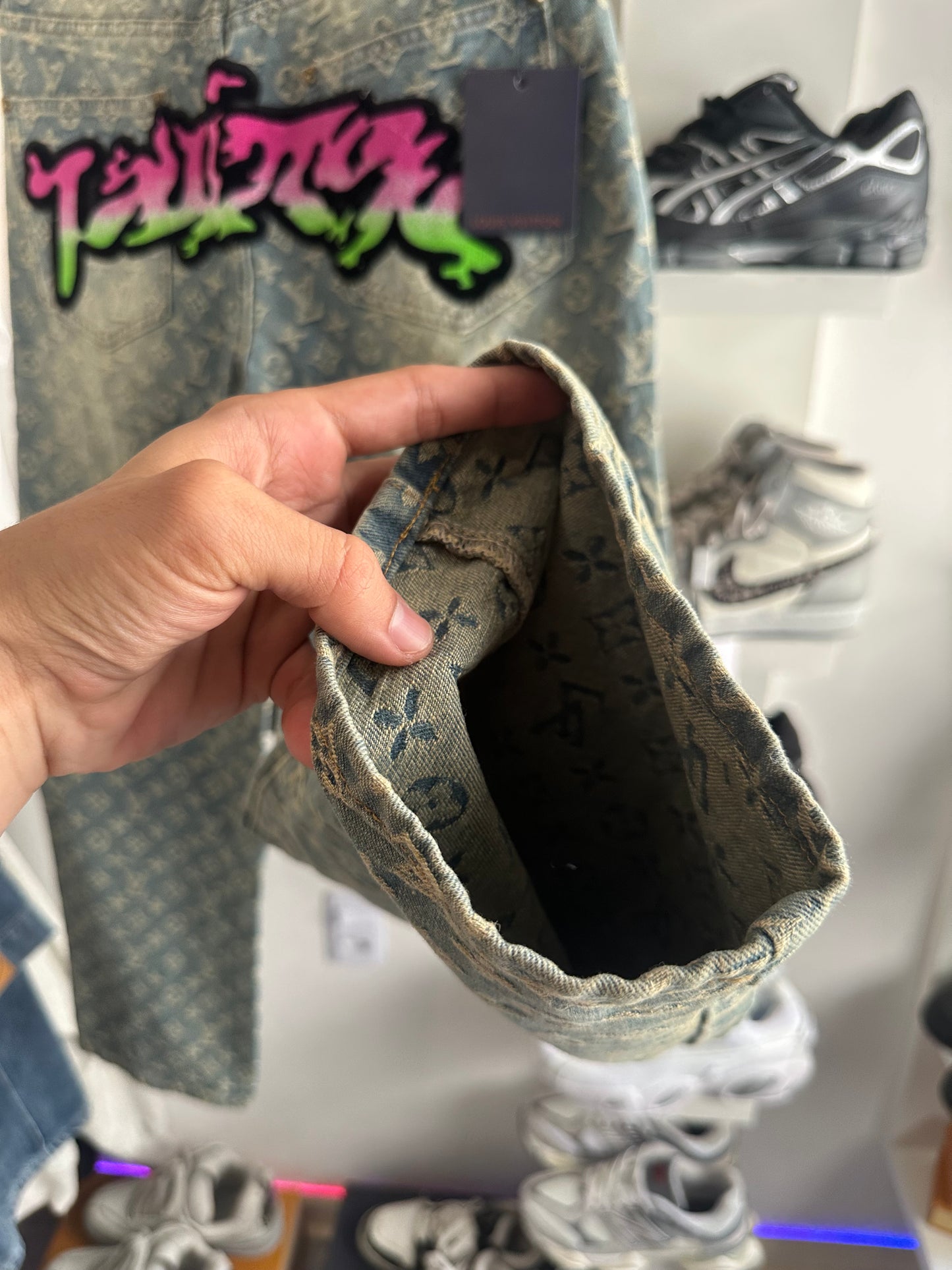 Calça Baggy Jeans Louis Vuitton “Graffiti Monogram” (Pronta Entrega)