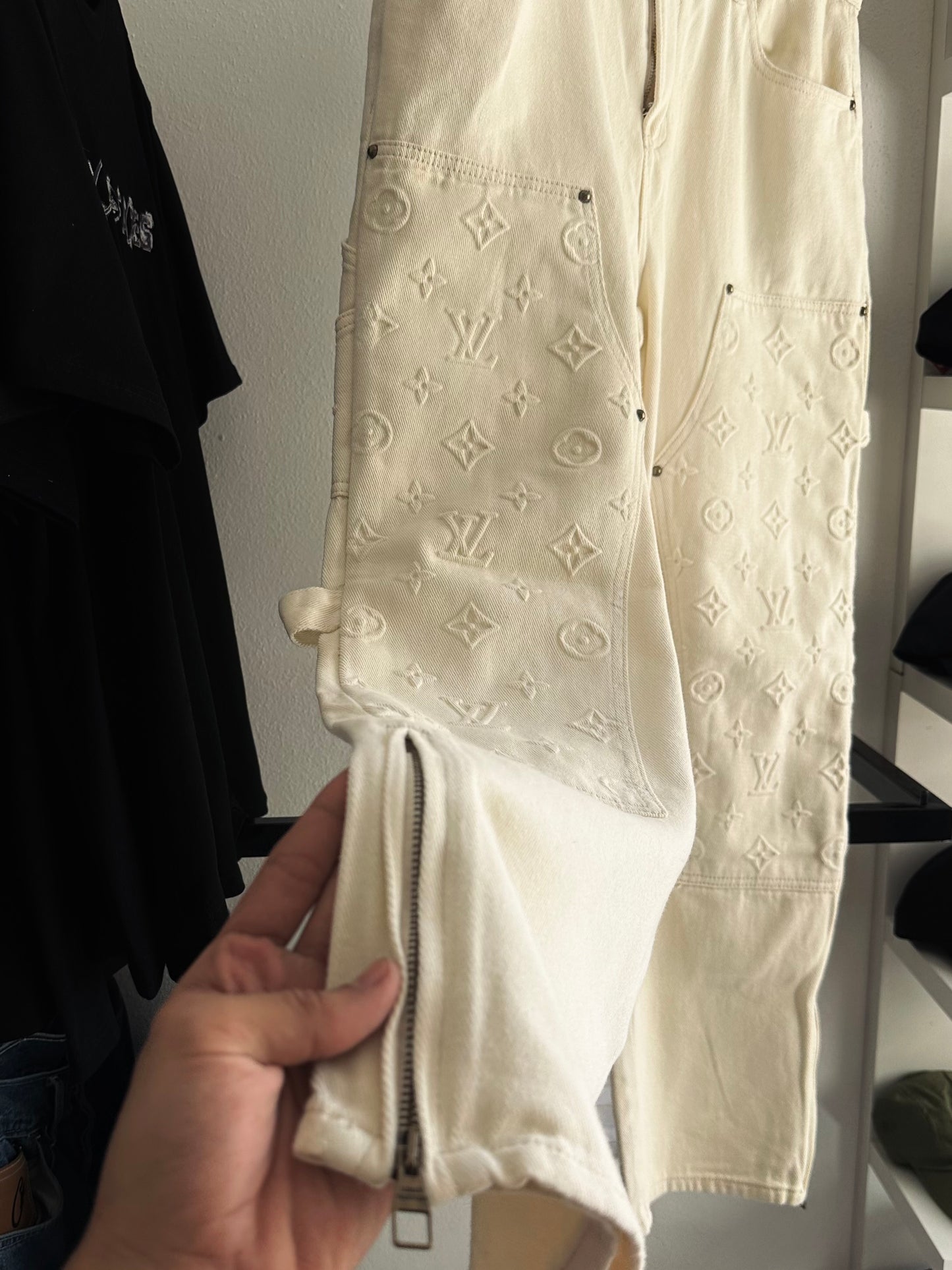 Calça Louis Vuitton Carpenter Monogram “Creme” (Pronta Entrega)