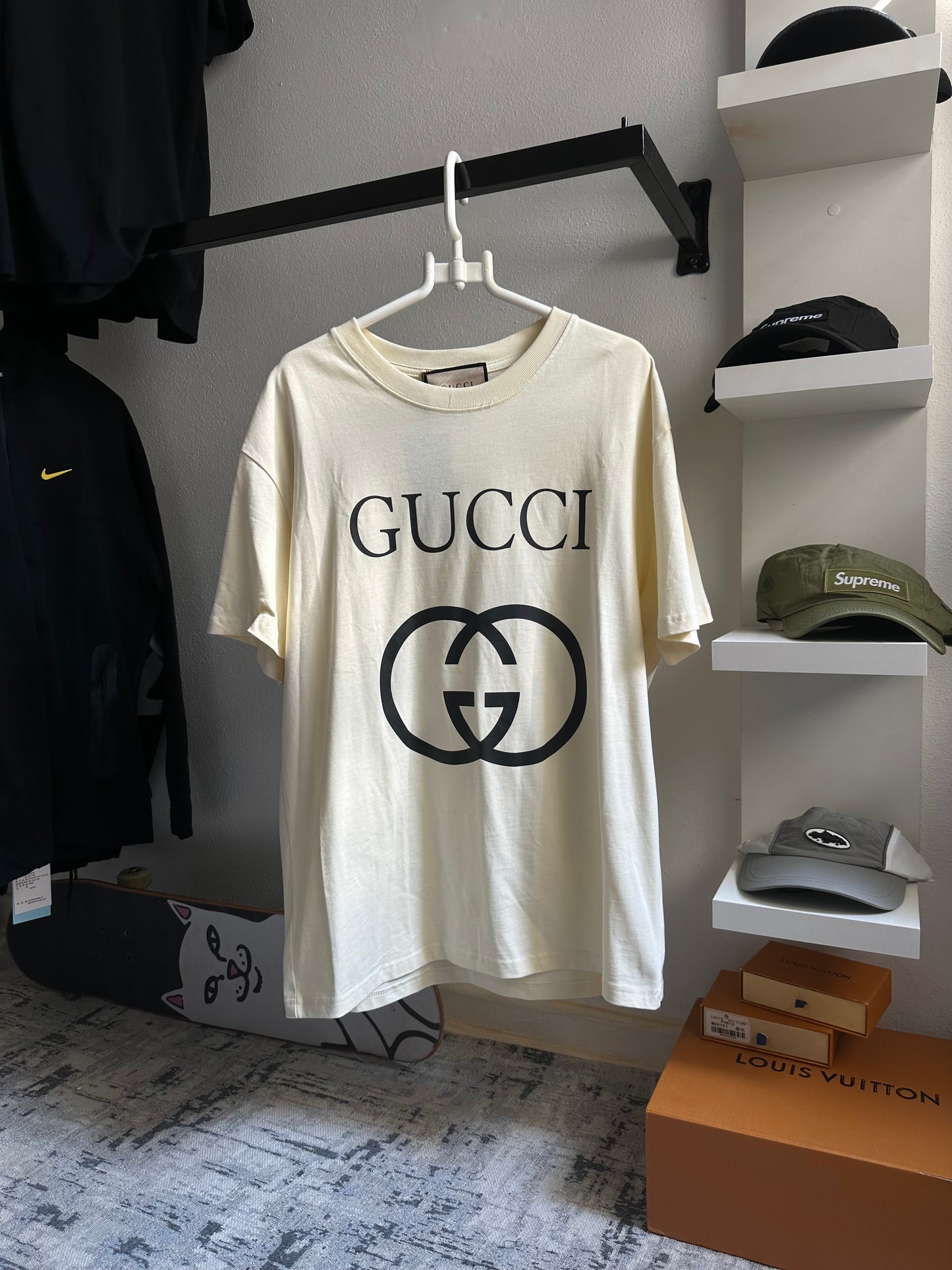 Camiseta Gucci Bug Logo “Creme” (Pronta Entrega)