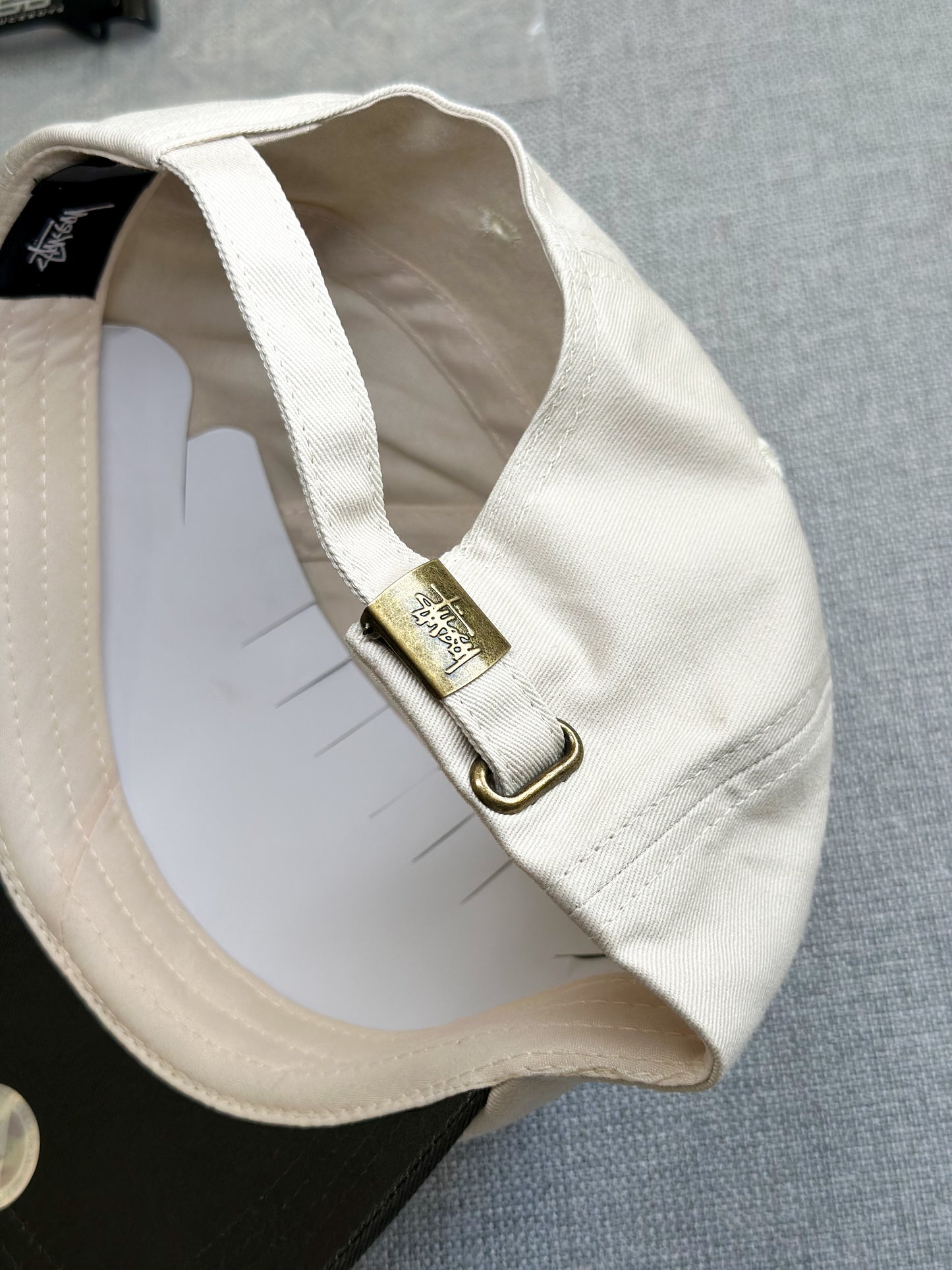 Boné Stussy Six Panel ‘Cream/White/Khaki’ (Pronta Entrega)