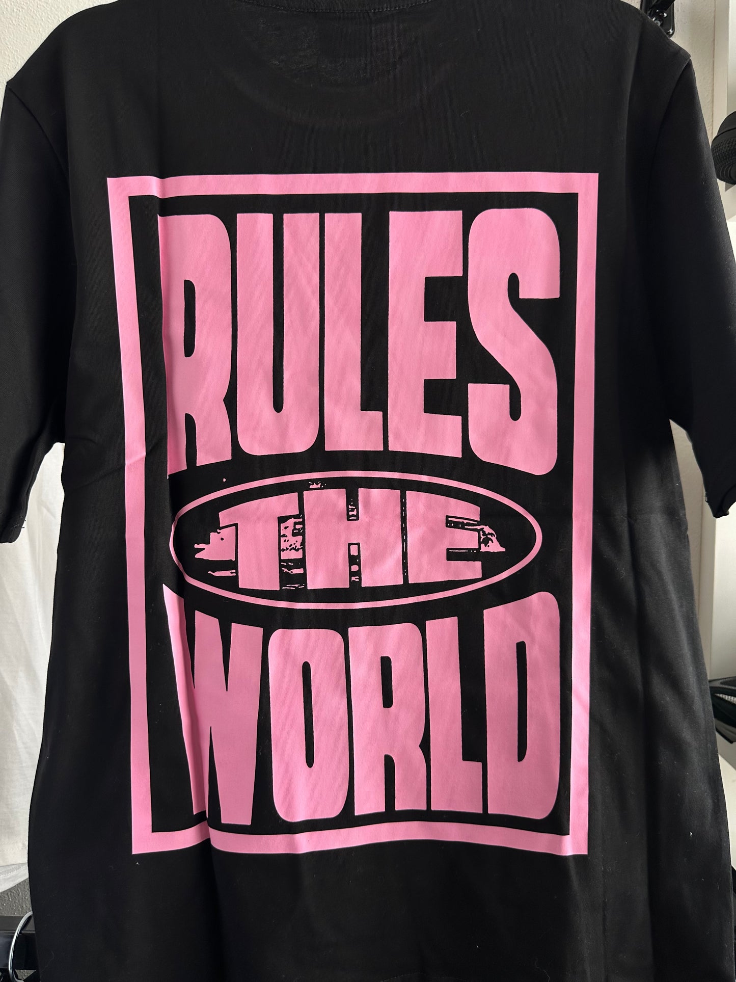 Camiseta Corteiz Preta “Rules The World / Pink” (Pronta Entrega)