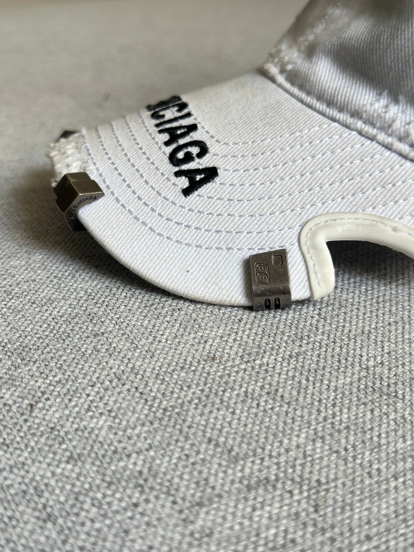 Boné Balenciaga ‘Destroyed Metal Outline White’ (Pronta Entrega)
