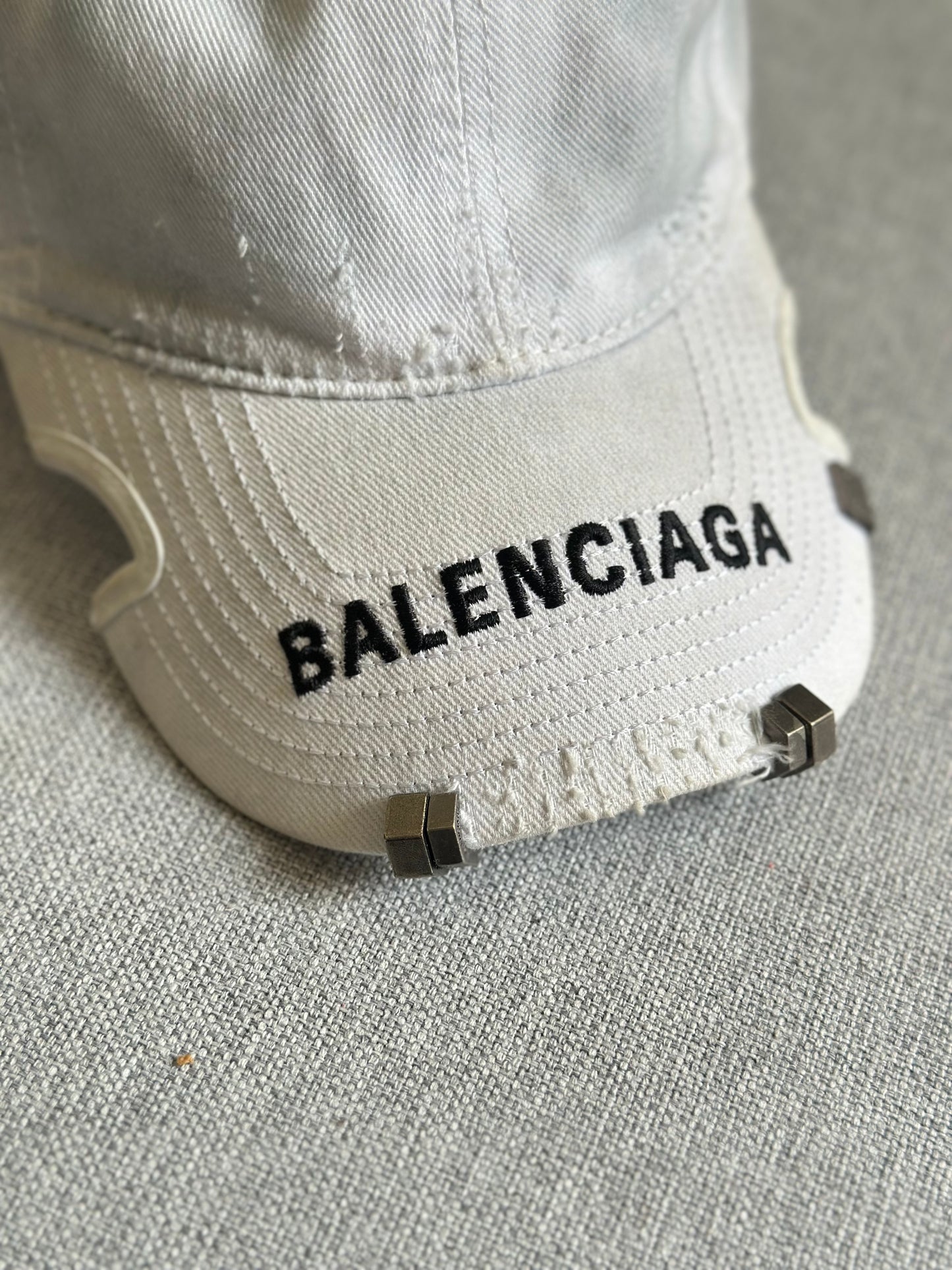Boné Balenciaga ‘Destroyed Metal Outline White’ (Pronta Entrega)
