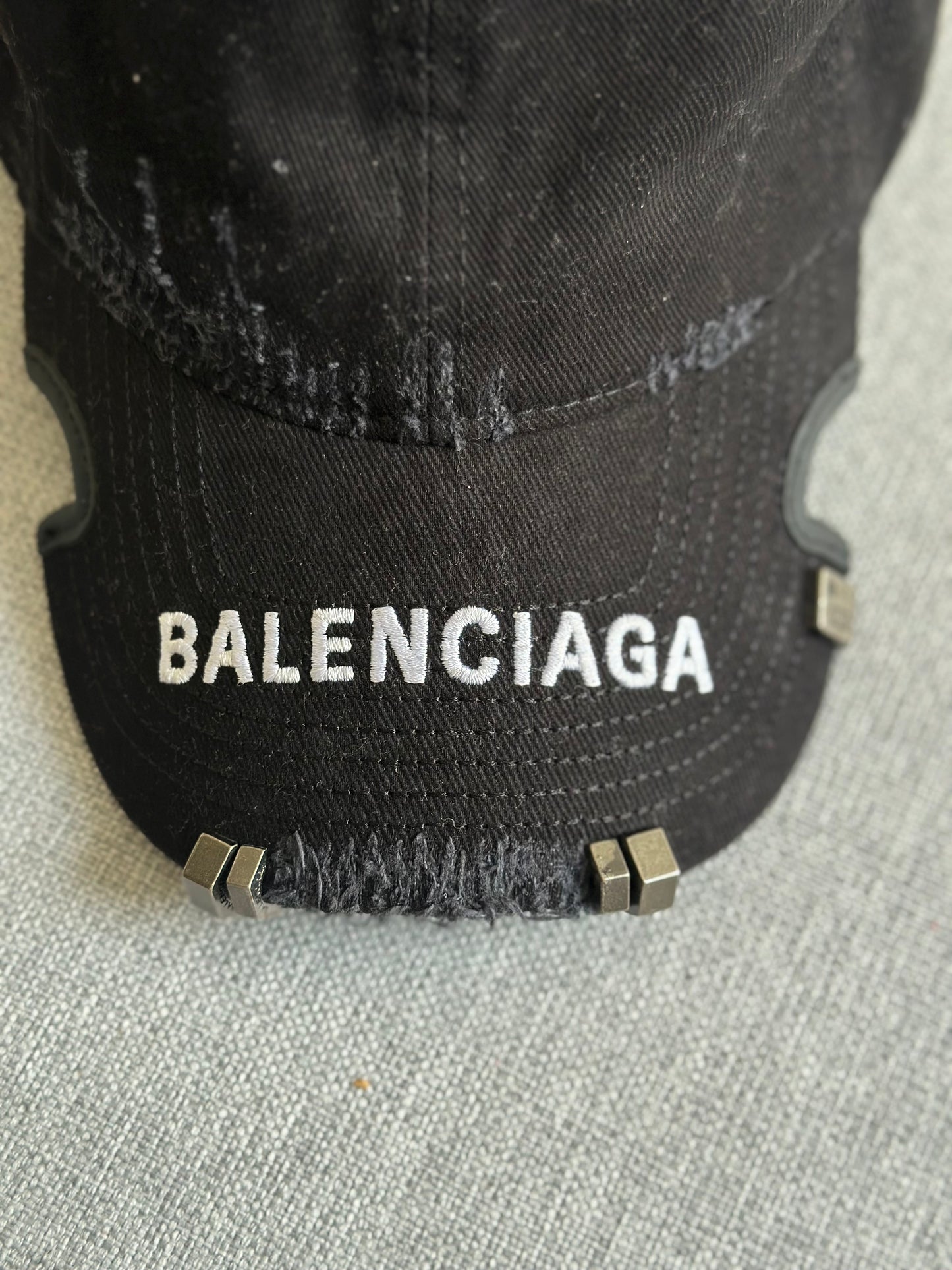 Boné Balenciaga ‘Destroyed Metal Outline Black’ (Pronta Entrega)