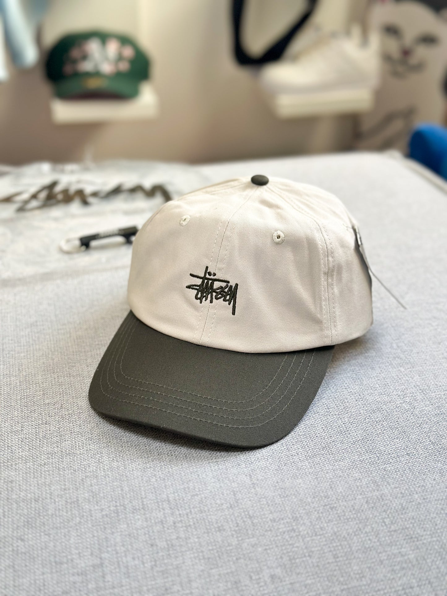Boné Stussy Six Panel ‘Cream/White/Khaki’ (Pronta Entrega)