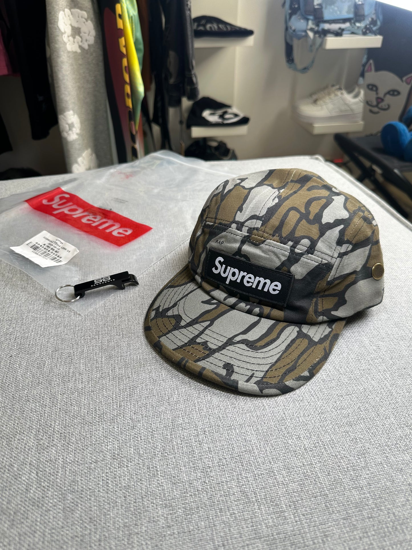 Boné Supreme SS25 ‘Military Camu’ (Pronta Entrega)