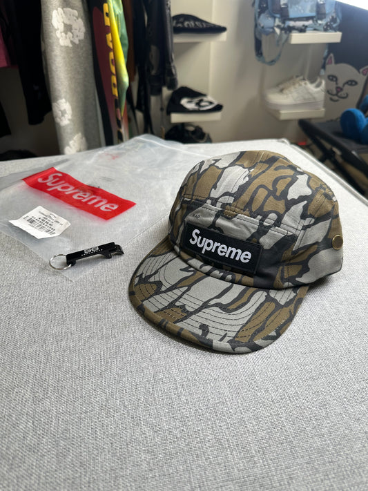 Boné Supreme SS25 ‘Military Camu’ (Pronta Entrega)