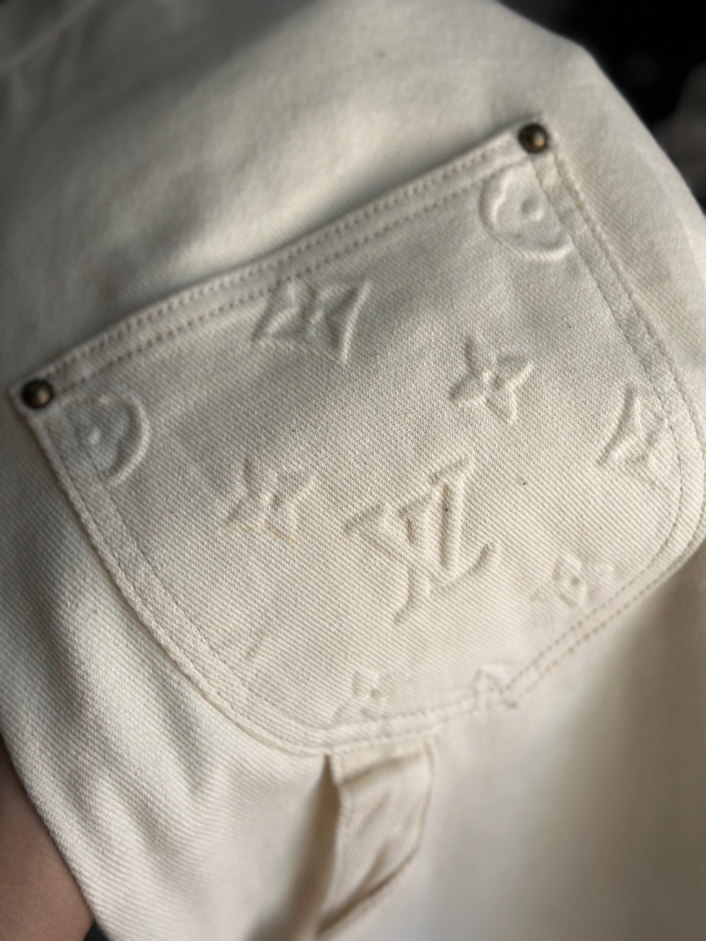 Calça Louis Vuitton Carpenter Monogram “Creme” (Pronta Entrega)