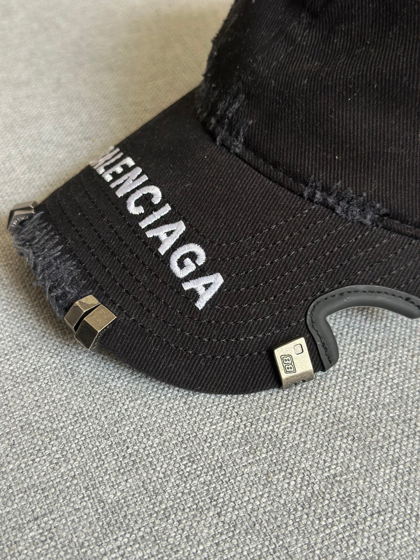 Boné Balenciaga ‘Destroyed Metal Outline Black’ (Pronta Entrega)
