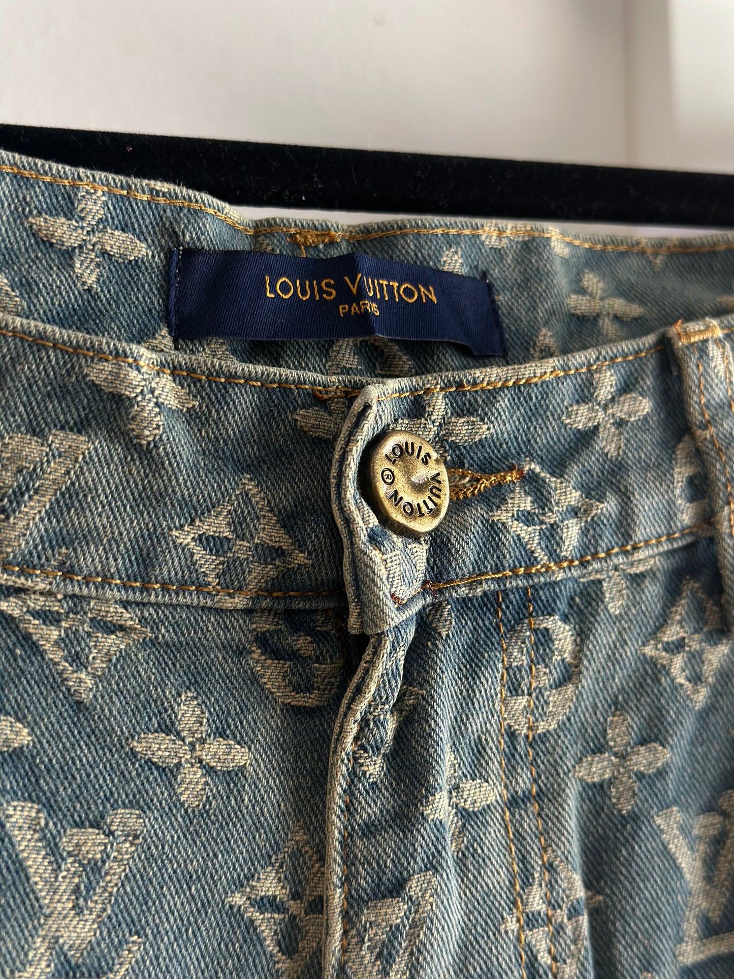 Calça Baggy Jeans Louis Vuitton “Graffiti Monogram” (Pronta Entrega)