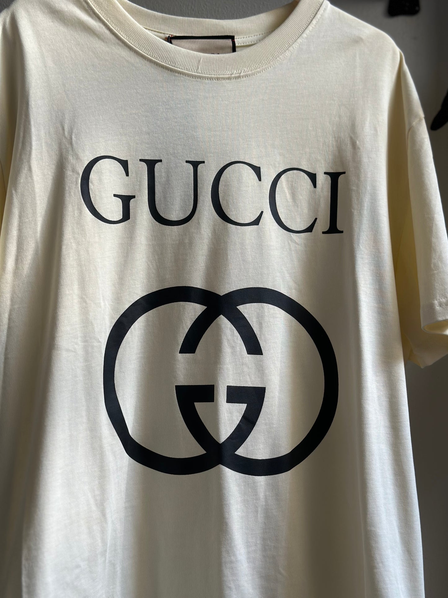 Camiseta Gucci Bug Logo “Creme” (Pronta Entrega)