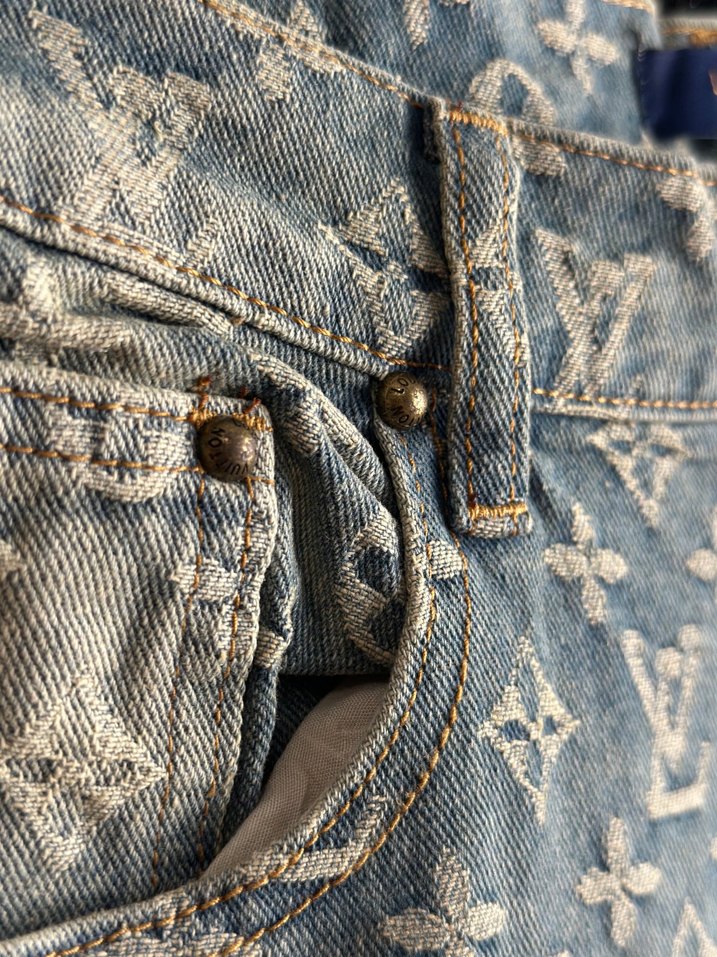 Calça Baggy Jeans Louis Vuitton “Graffiti Monogram” (Pronta Entrega)