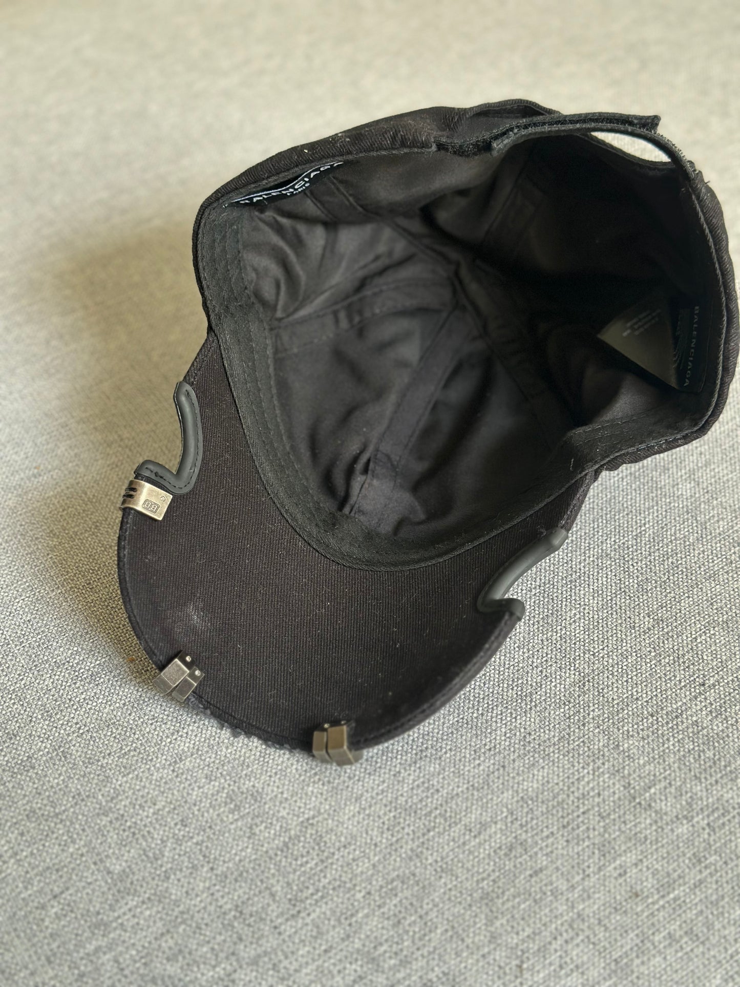 Boné Balenciaga ‘Destroyed Metal Outline Black’ (Pronta Entrega)