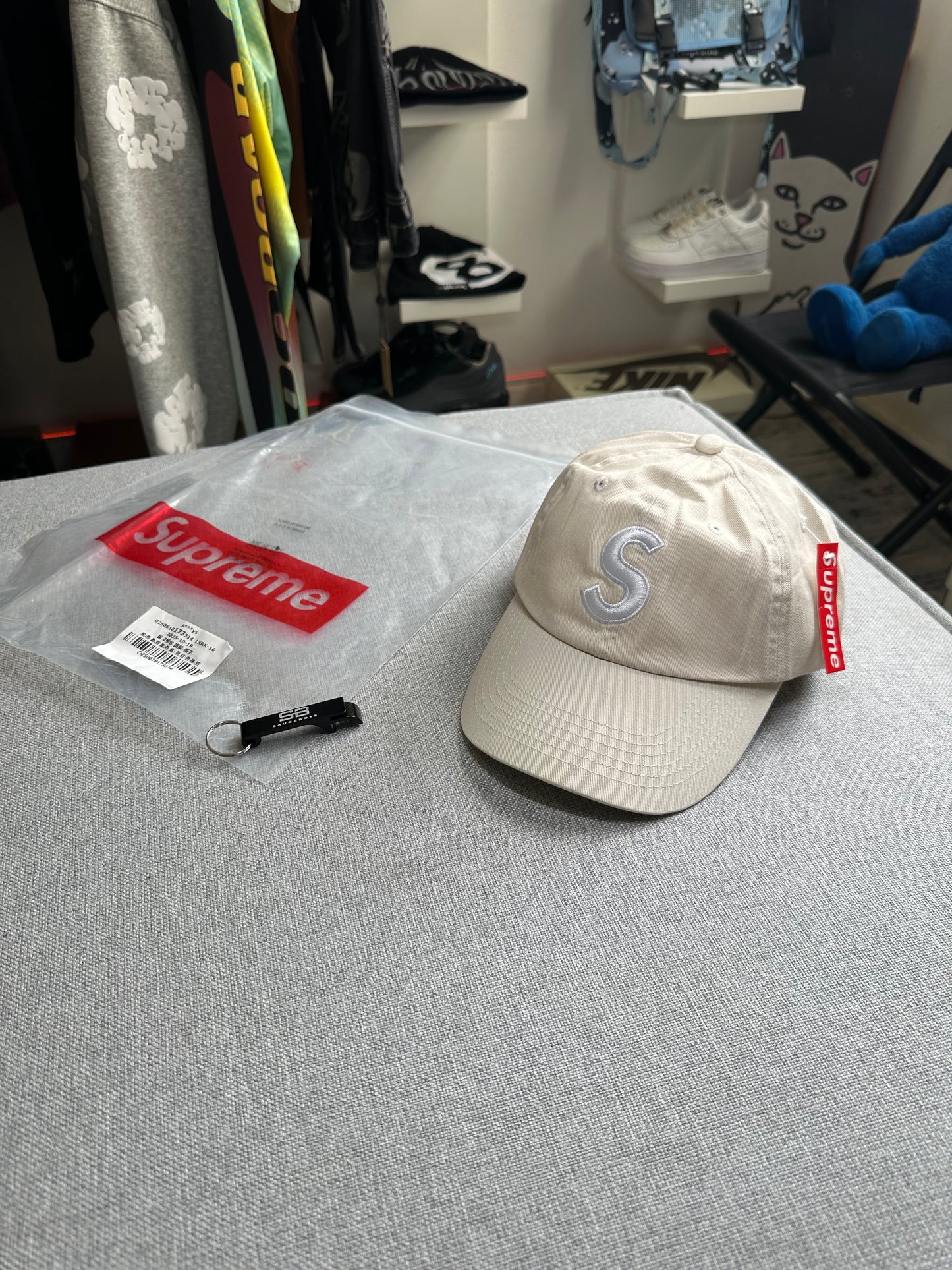 Boné Supreme S Logo ‘Coated Stone’ (Pronta Entrega)