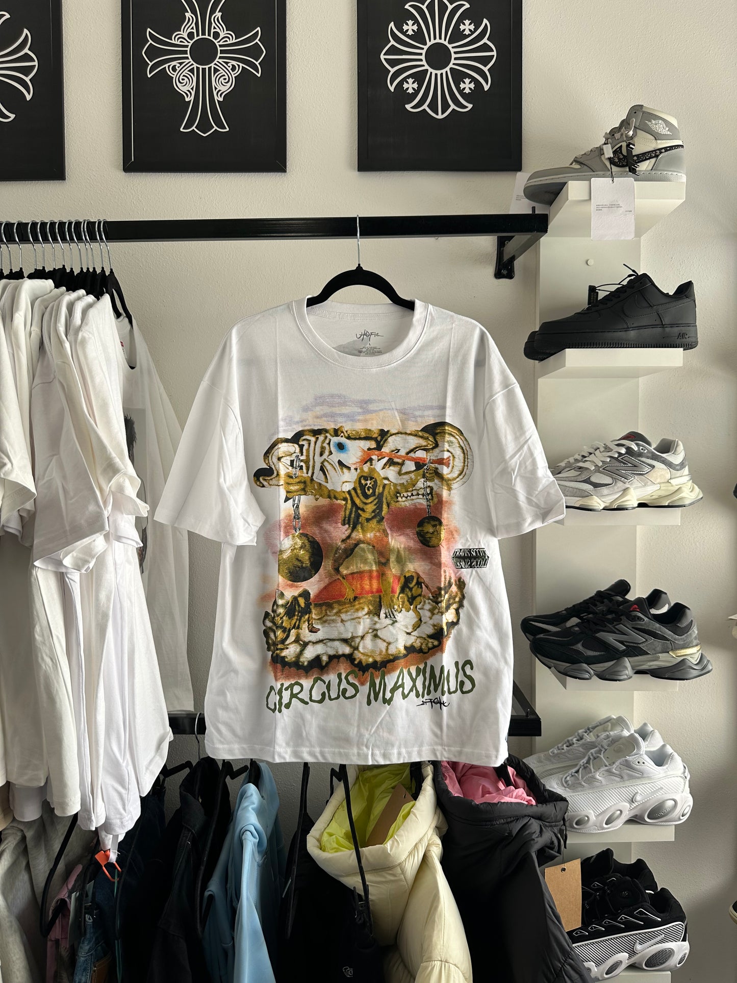 Camiseta Travis Scott Branca “Utopia Tour Skitzo Circus Maximus” (Pronta Entrega)