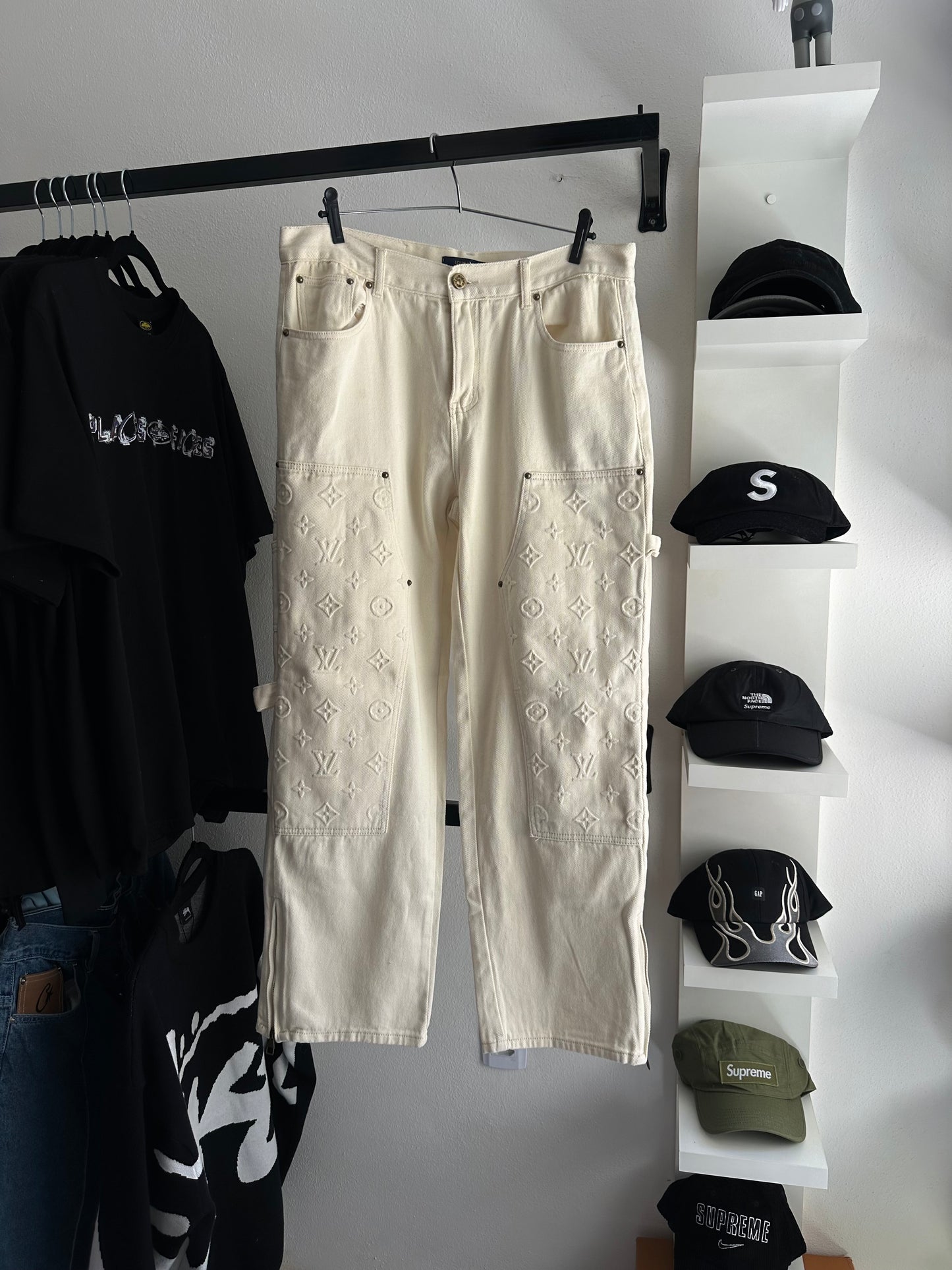 Calça Louis Vuitton Carpenter Monogram “Creme” (Pronta Entrega)