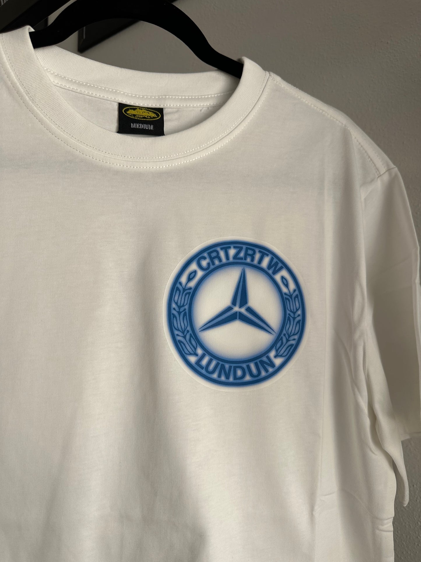 Camiseta Corteiz Branca “Benz Blue” (Pronta Entrega)