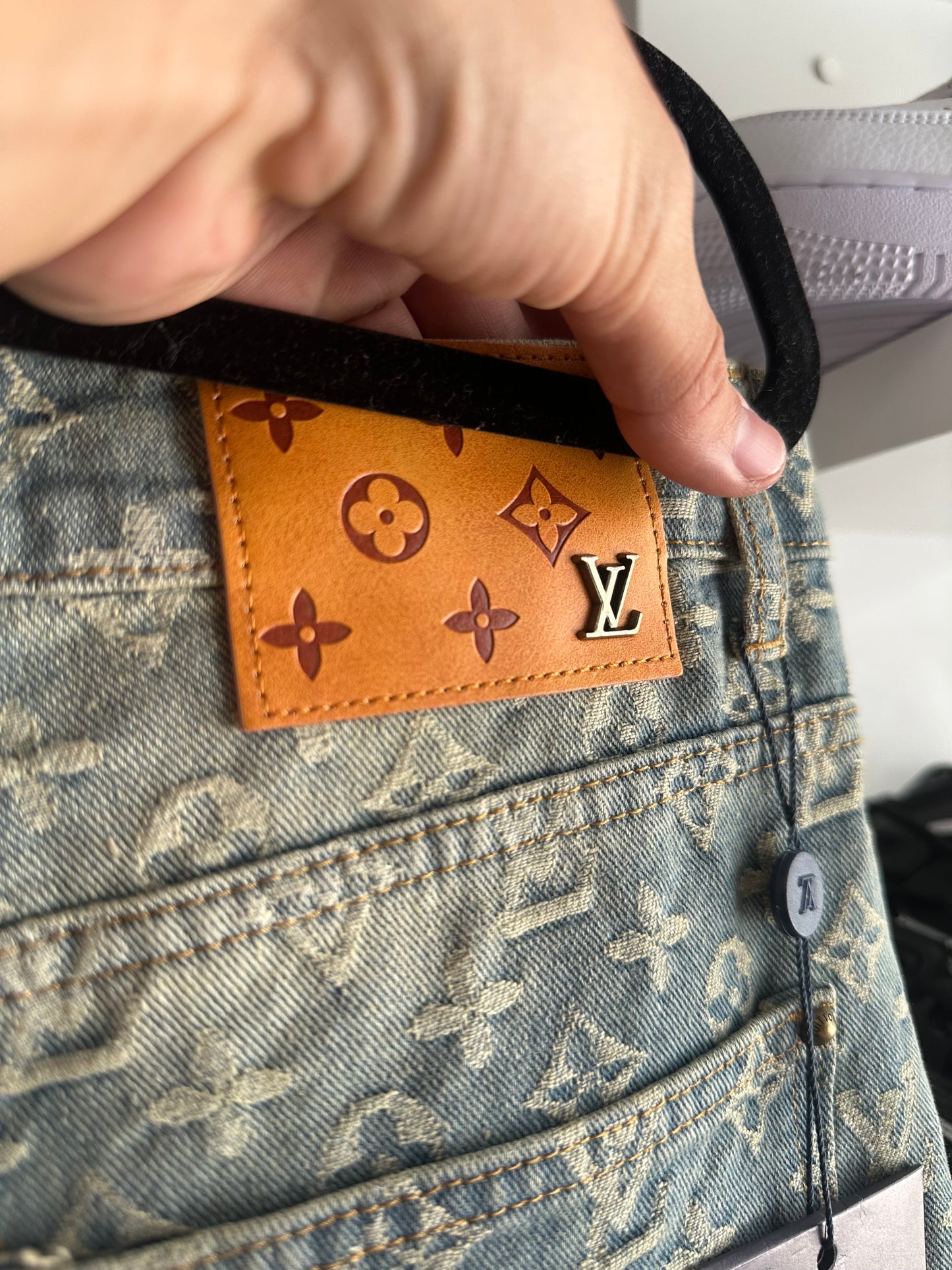 Calça Baggy Jeans Louis Vuitton “Graffiti Monogram” (Pronta Entrega)