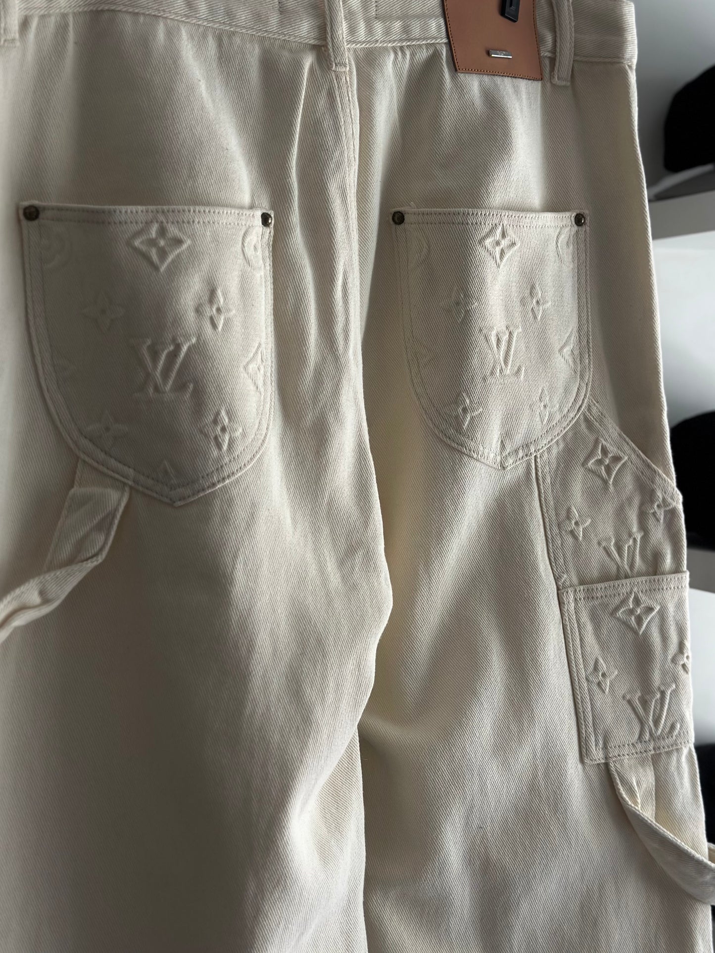 Calça Louis Vuitton Carpenter Monogram “Creme” (Pronta Entrega)