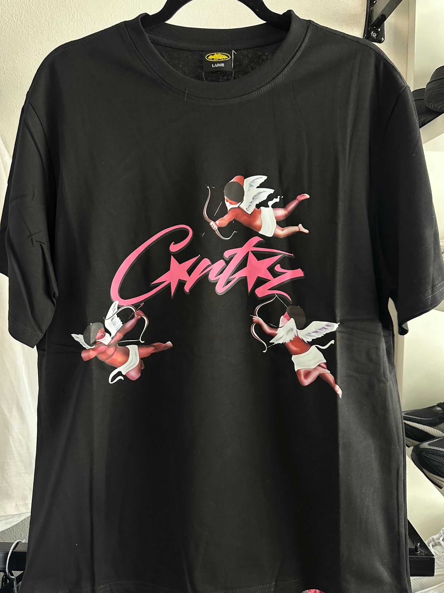 Camiseta Corteiz Preta “Cupid Allstarz / Pink” (Pronta Entrega)