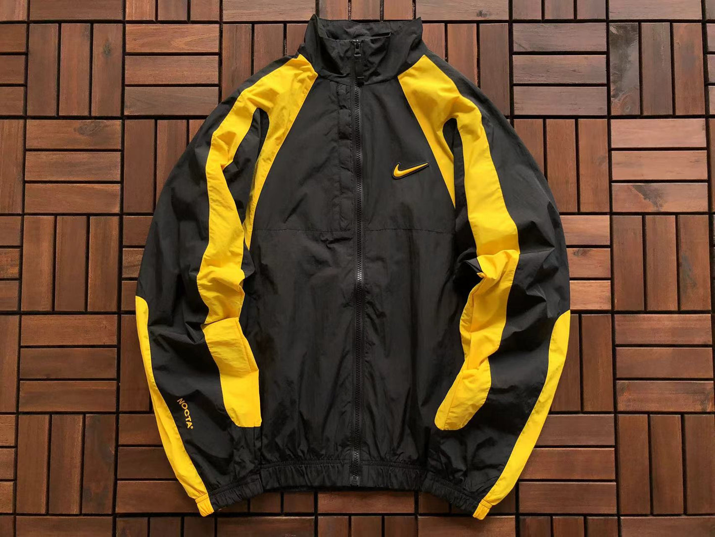 Conjunto Nike x NOCTA Woven Track Preto/Amarelo